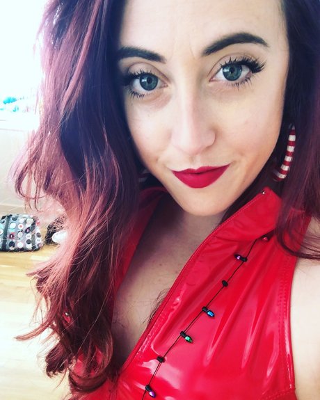 Naken läckt OnlyFans-bild av Formica Dinette