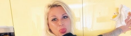 Naken läckt OnlyFans-bild av Mrshousemother