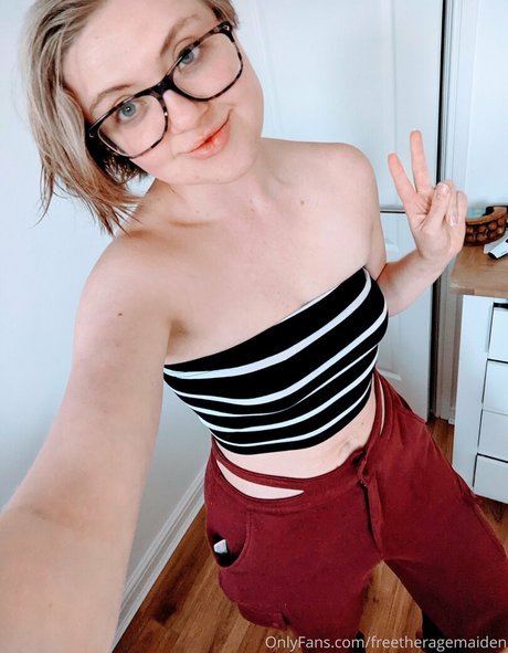 Nøgent lækket OnlyFans-billede af Ragemaidenfree