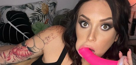 Nahá fotka uniklých OnlyFans od Charlotte Sins