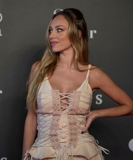 Naken lekkede OnlyFans-bilde av Ester Exposito