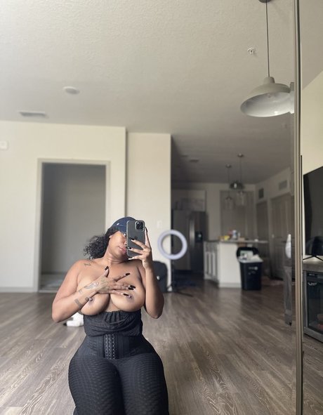 Foto desnuda filtrada de OnlyFans de Nevvycakes