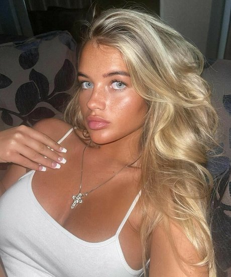 Mia Wood Hall