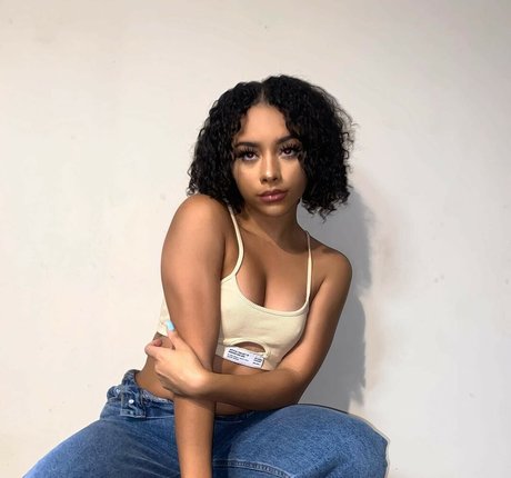 Nahá fotka uniklých OnlyFans od Alix Lapri