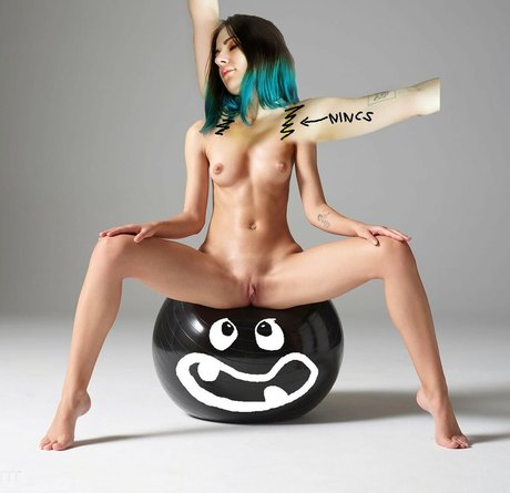 Naken lekkede OnlyFans-bilde av Polly Bones