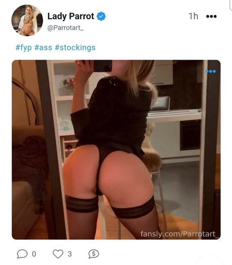 Nahá fotka uniklých OnlyFans od Lady Parrot