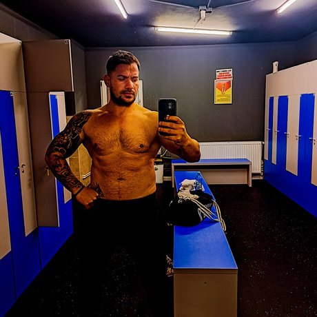 Naakte gelekte OnlyFans-foto van Musclemonster