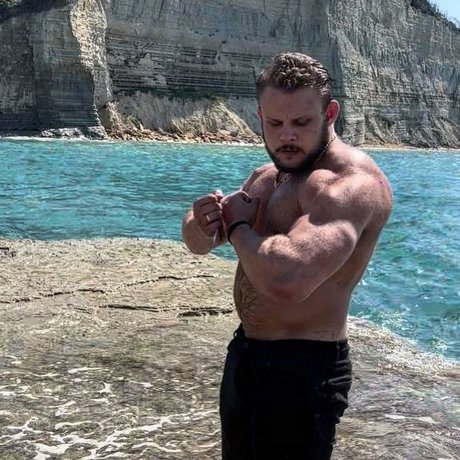 Обнаженная фотография утечки OnlyFans от Maksym