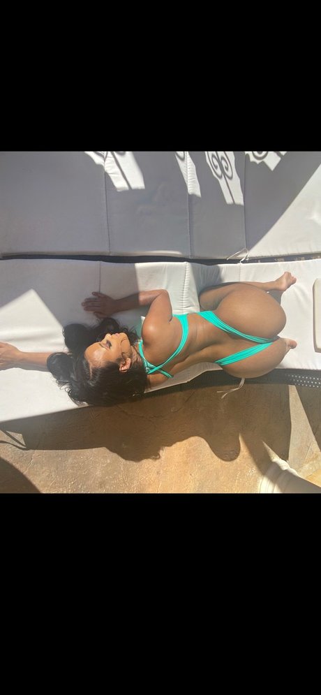 Alasti lekkinud OnlyFans-i pilt Eboni