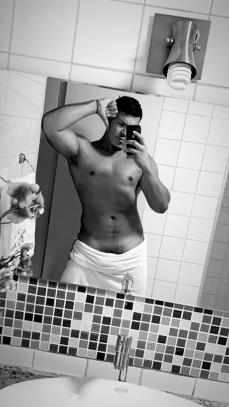 Alasti lekkinud OnlyFans-i pilt Felipe Loyal