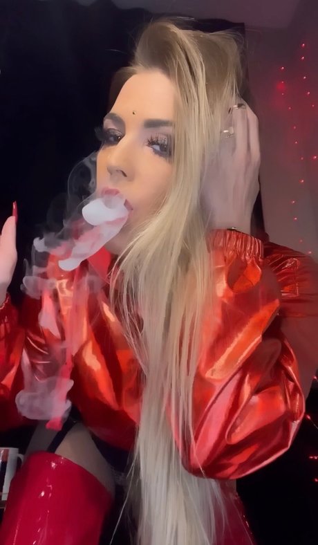 Naakte gelekte OnlyFans-foto van Gtmsmokinggoddess