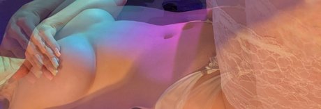 Naken läckt OnlyFans-bild av Emily Hill