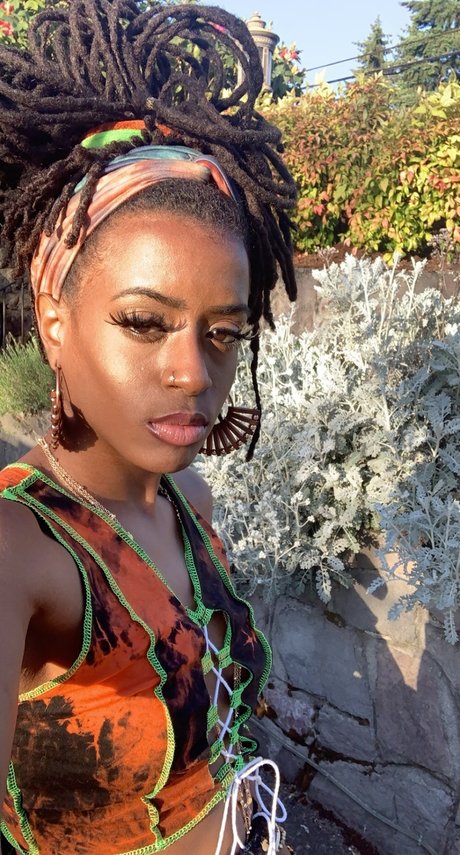 Naken läckt OnlyFans-bild av Goddess Raven Locs