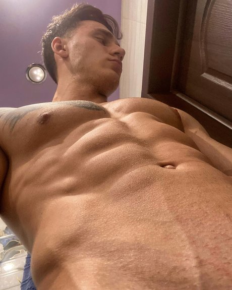 Naakte gelekte OnlyFans-foto van Bogdan