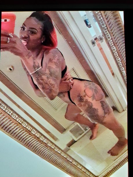 Nahá fotka uniklých OnlyFans od Tatted Soul