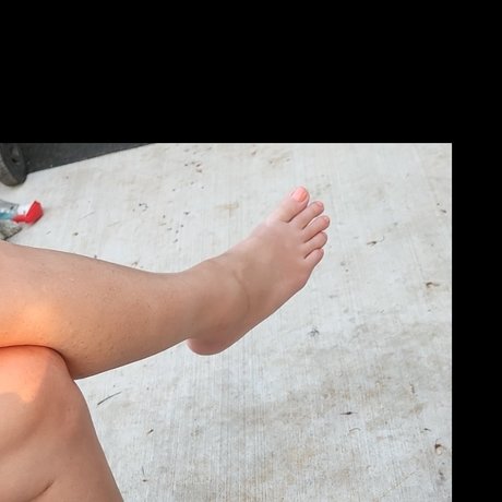 Photo nue de fuite OnlyFans de Mywifesfeet69