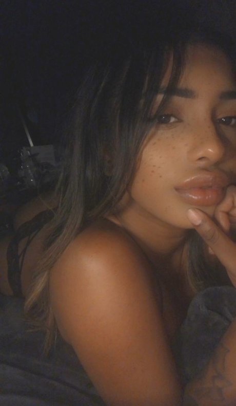 Naken läckt OnlyFans-bild av D