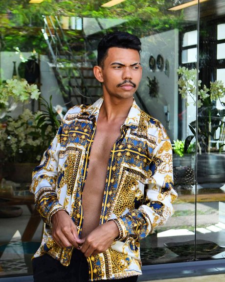Naken läckt OnlyFans-bild av Nathan Avlis