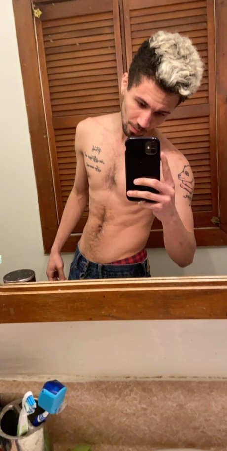 Alasti lekkinud OnlyFans-i pilt Robert