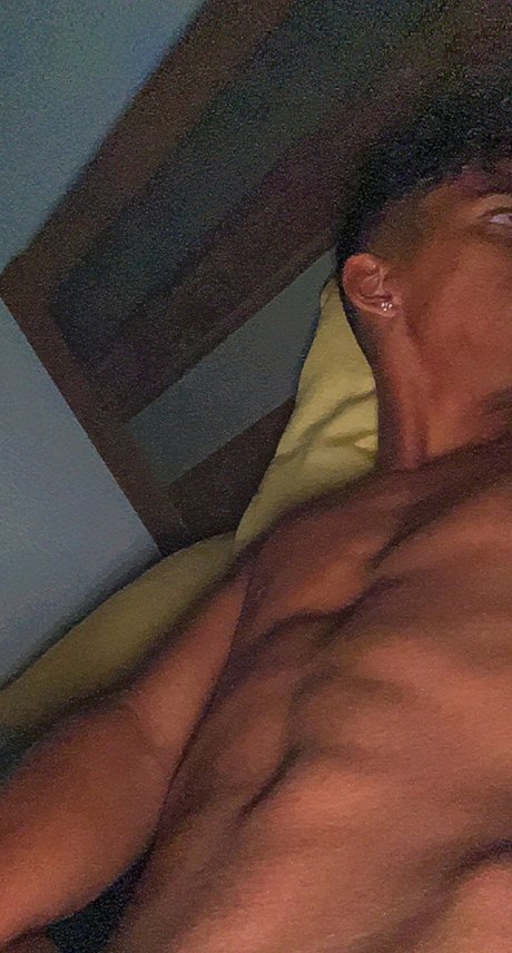 Nahá fotka uniklých OnlyFans od Youtuber Famosim