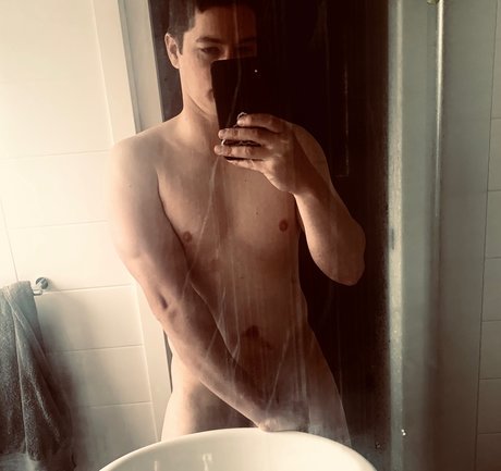 Naken läckt OnlyFans-bild av B