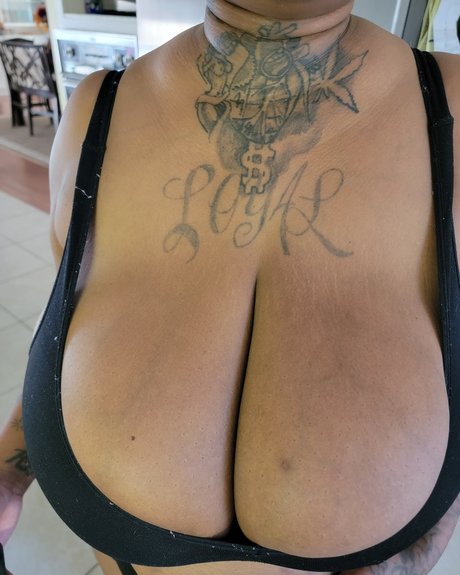 Foto nua vazada do OnlyFans de Caramel Rozaye