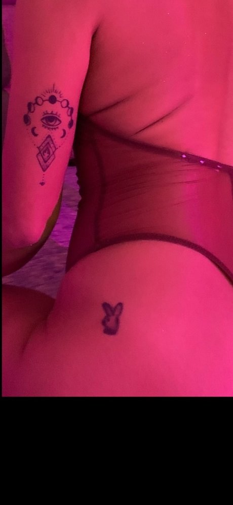 Naken läckt OnlyFans-bild av Beba Grey