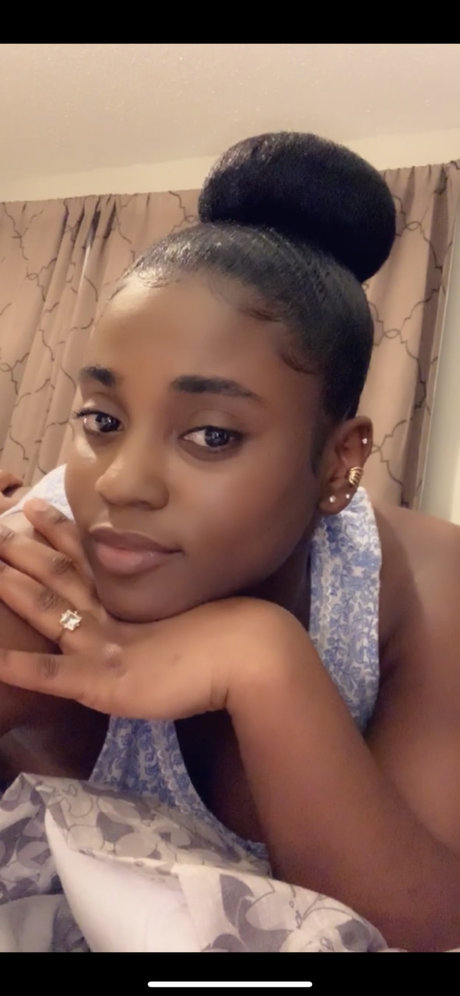 Naken läckt OnlyFans-bild av Chocolate  Strawberry 