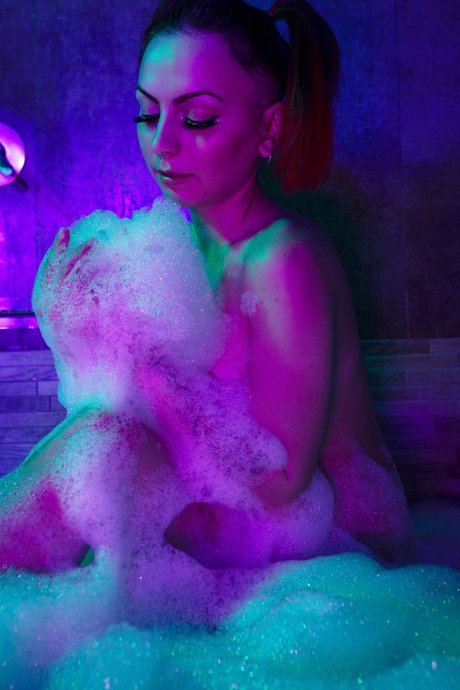 Alaston vuotanut OnlyFans-kuva Erosneon