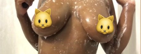 Naken läckt OnlyFans-bild av Tharealneisha