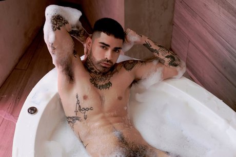 Naken läckt OnlyFans-bild av Blt