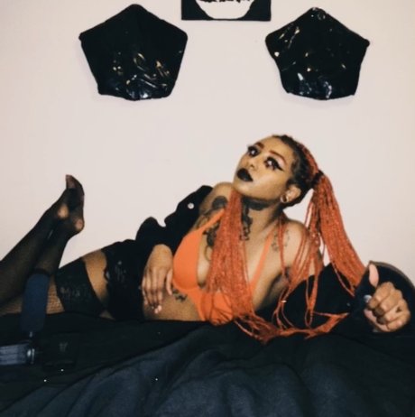Naakte gelekte OnlyFans-foto van Neveeexxx