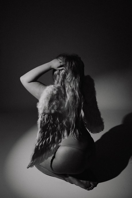 Naken läckt OnlyFans-bild av B