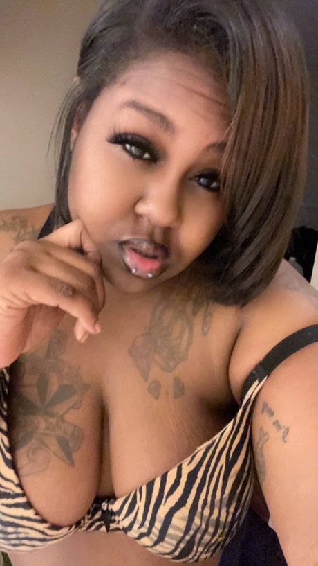 Alaston vuotanut OnlyFans-kuva Nikkicash25