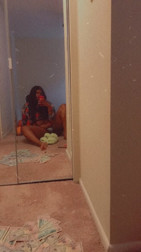 Naken läckt OnlyFans-bild av Nikki Waves