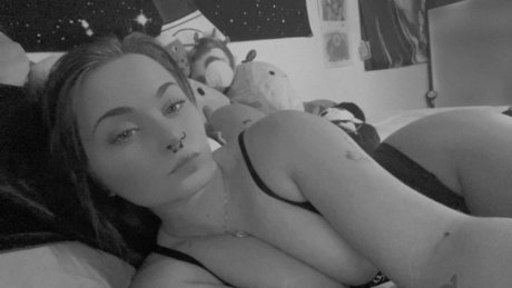 Alaston vuotanut OnlyFans-kuva Lilith Roxiexxx