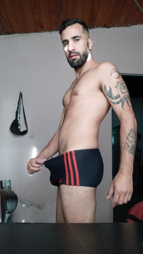 Naken läckt OnlyFans-bild av Adrian