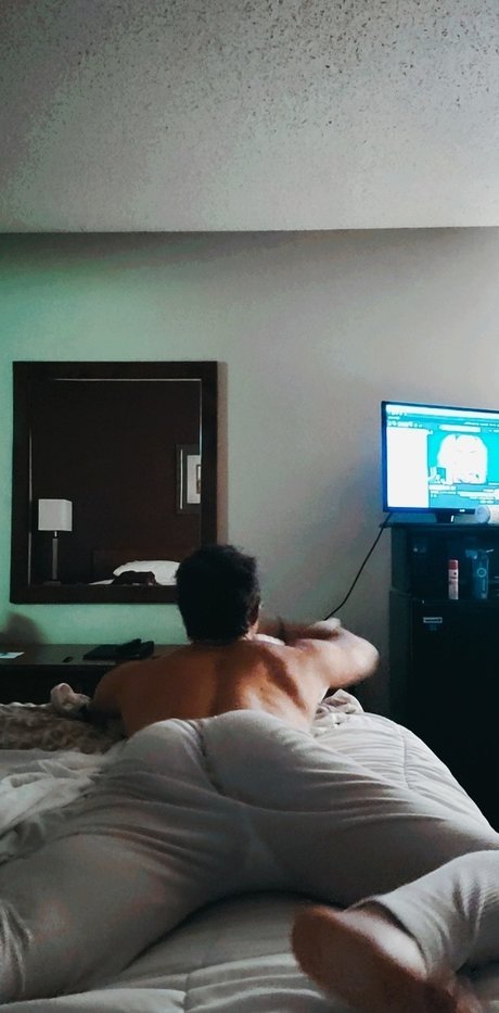 Naakte gelekte OnlyFans-foto van 80am