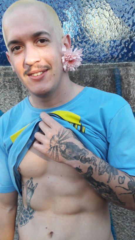Naken läckt OnlyFans-bild av Alt