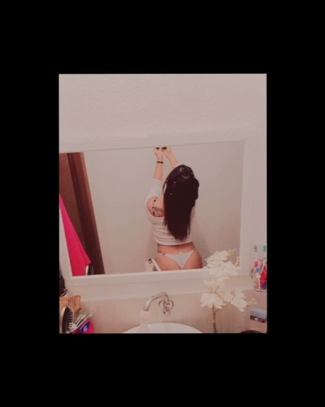 Naken läckt OnlyFans-bild av Nirvana