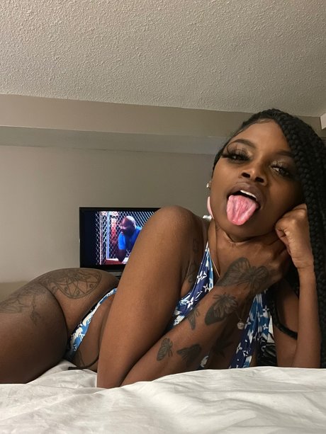 Naken läckt OnlyFans-bild av Slime Thick With A Phat Click