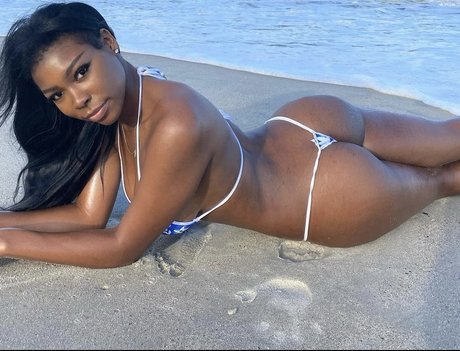 Naakte gelekte OnlyFans-foto van Nikki Smixx