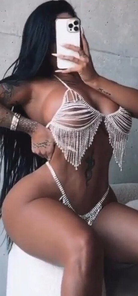 Nahá fotka uniklých OnlyFans od Enise Sude