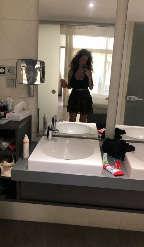 Naken läckt OnlyFans-bild av Leila Lowfire