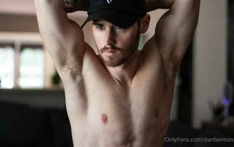 Naken lekkede OnlyFans-bilde av Danbenson