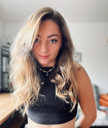 Nahá fotka uniklých OnlyFans od Roxane Asmr