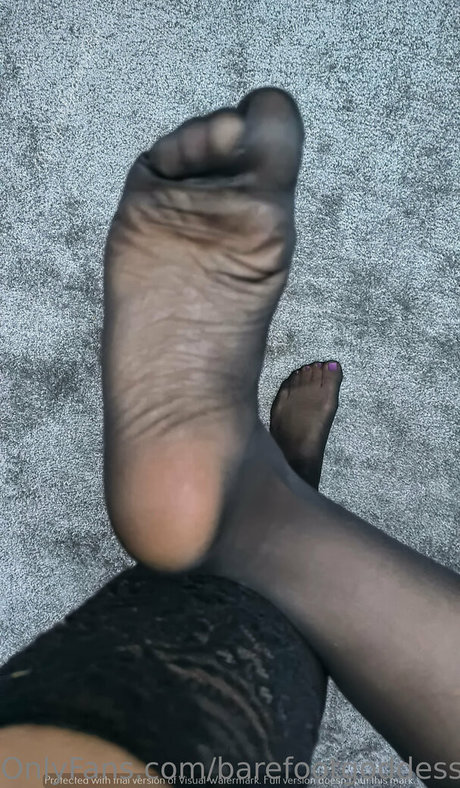 Naken lekkede OnlyFans-bilde av Barefootgoddessbri