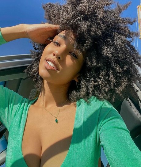 Naakte gelekte OnlyFans-foto van Curlswithv