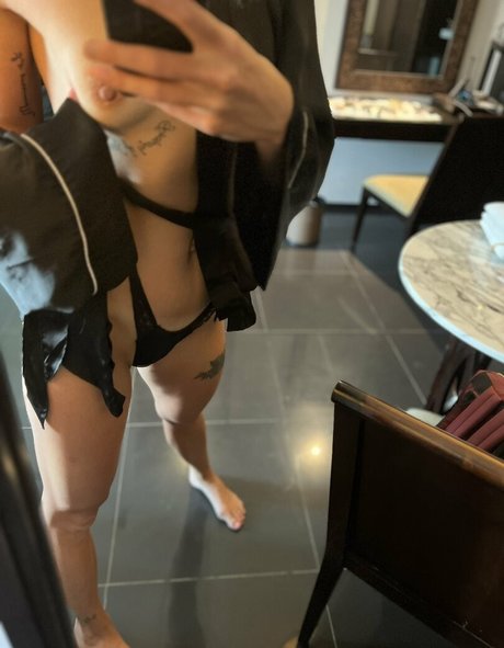 Nahá fotka uniklých OnlyFans od Emily Jane Deeley