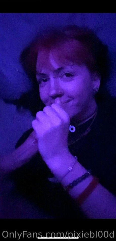 Nahá fotka uniklých OnlyFans od Pixiebl00d